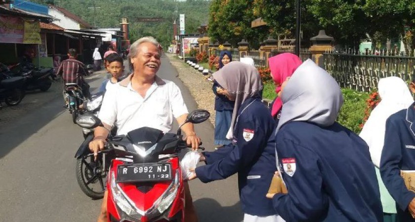 SUJUD SYUKUR DAN BAGI TAKJIL GRATIS WARNAI KELULUSAN SISWA KELAS IX 2017/2018