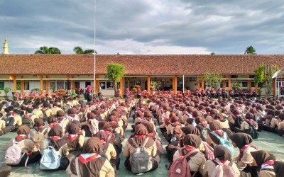 GEMA LANTUNAN AYAT SUCI WARNAI JUMAT PAGI DI SMP NEGERI 1 PURWOJATI
